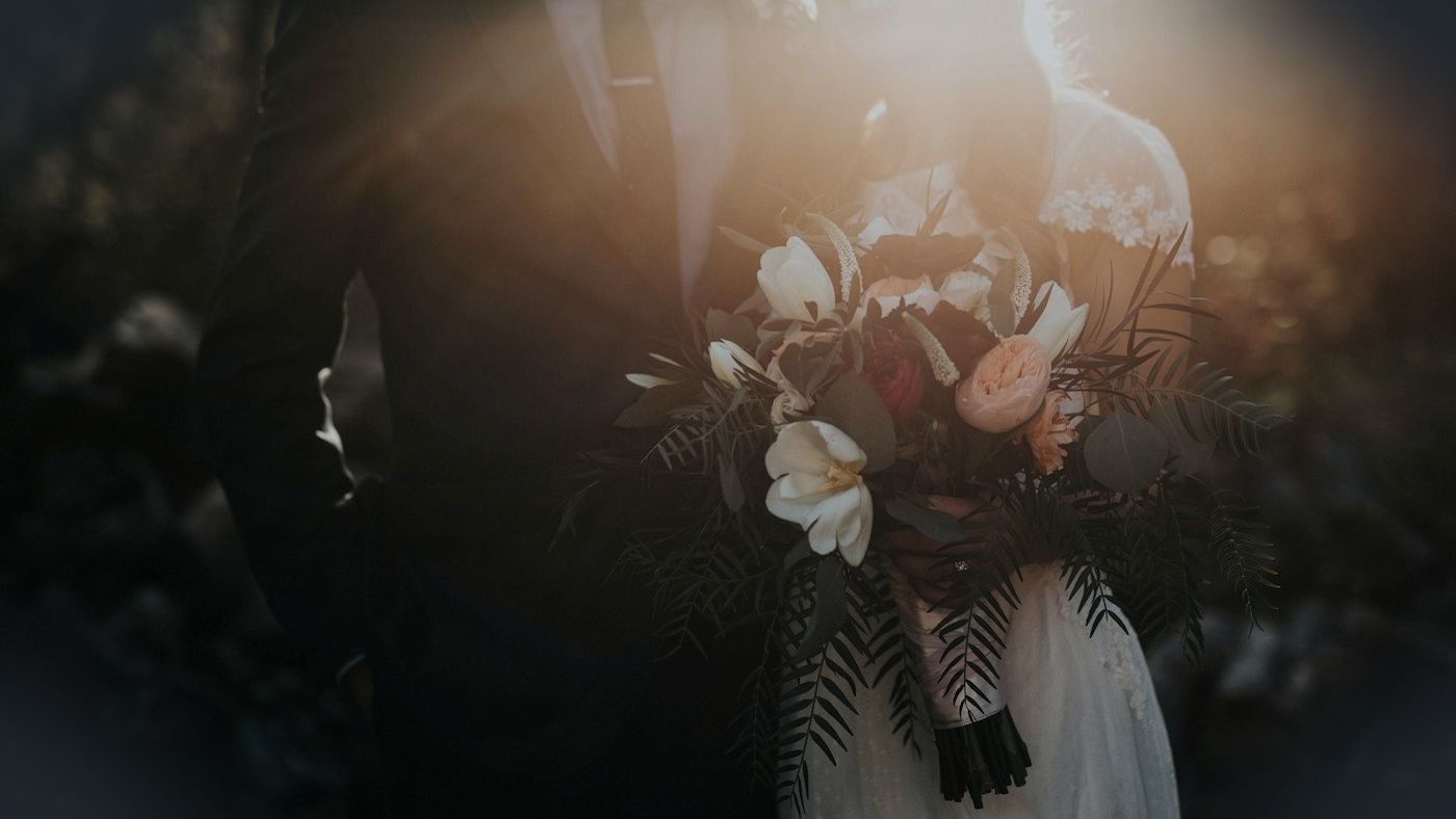 Casal de mãos dadas