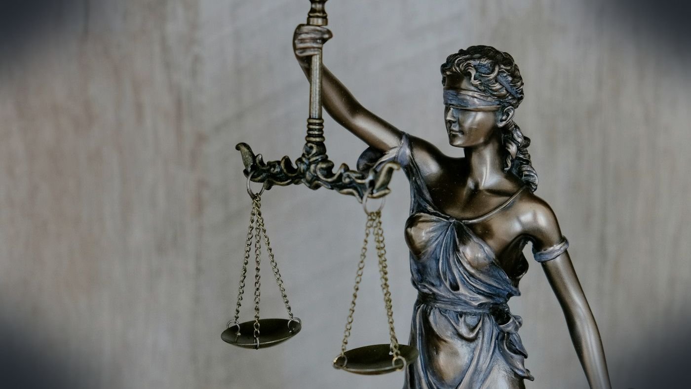 Livros e balança da justiça
